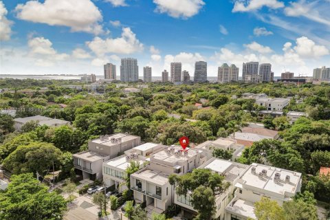 Townhouse in Miami, Florida 5 bedrooms, 377.09 sq.m. № 2003235 - photo 17