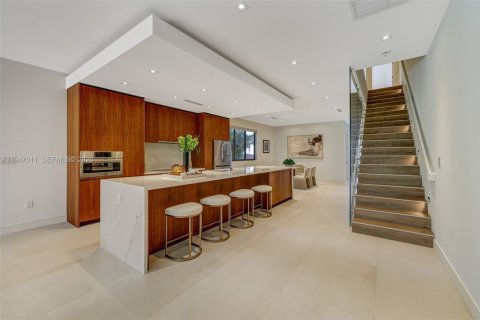 Townhouse in Miami, Florida 5 bedrooms, 377.09 sq.m. № 2003235 - photo 4