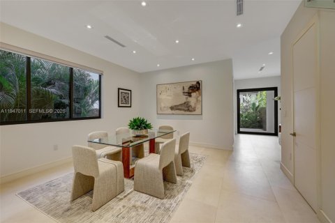 Townhouse in Miami, Florida 5 bedrooms, 377.09 sq.m. № 2003235 - photo 6