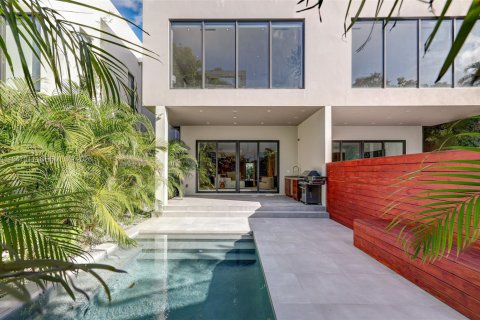 Townhouse in Miami, Florida 5 bedrooms, 377.09 sq.m. № 2003235 - photo 15