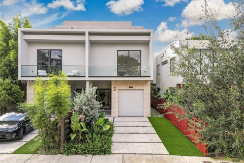 Townhouse in Miami, Florida 5 bedrooms, 377.09 sq.m. № 2003235