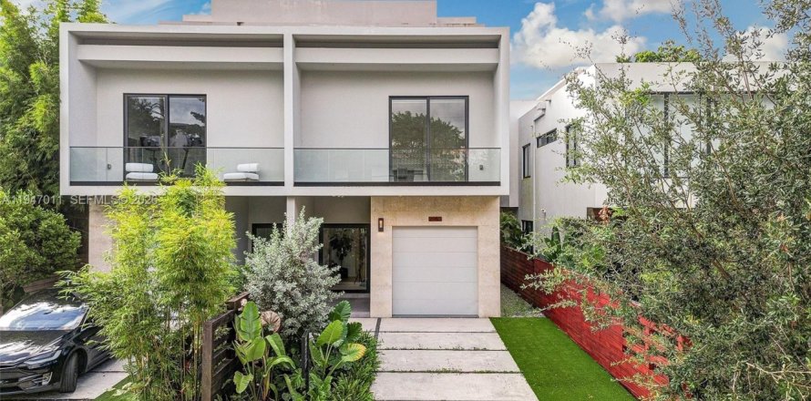 Townhouse in Miami, Florida 5 bedrooms, 377.09 sq.m. № 2003235