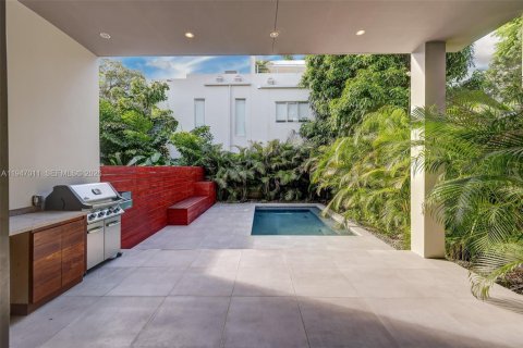 Townhouse in Miami, Florida 5 bedrooms, 377.09 sq.m. № 2003235 - photo 16