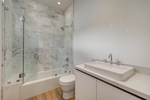 Townhouse in Miami, Florida 5 bedrooms, 377.09 sq.m. № 2003235 - photo 12