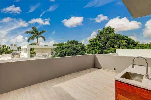 Townhouse in Miami, Florida 5 bedrooms, 377.09 sq.m. № 2003235 - photo 14