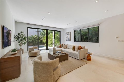 Townhouse in Miami, Florida 5 bedrooms, 377.09 sq.m. № 2003235 - photo 2