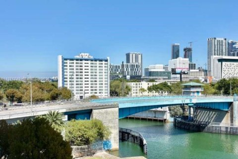 Condo in Miami, Florida, 2 bedrooms  № 2040986 - photo 19