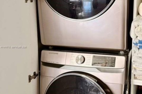 Condo in Miami, Florida, 2 bedrooms  № 2040986 - photo 9