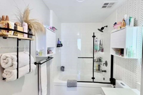 Condo in Miami, Florida, 2 bedrooms  № 2040986 - photo 13