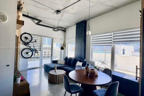 Condo in Miami, Florida, 2 bedrooms  № 2040986 - photo 5