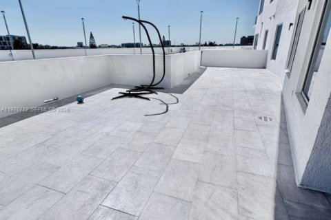 Condo in Miami, Florida, 2 bedrooms  № 2040986 - photo 16