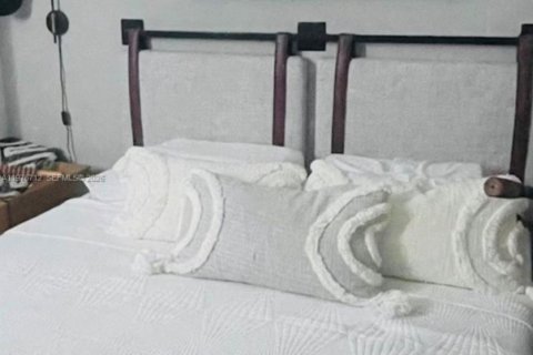 Condo in Miami, Florida, 2 bedrooms  № 2040986 - photo 14