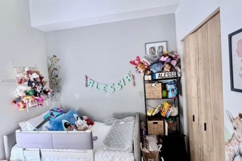 Condo in Miami, Florida, 2 bedrooms  № 2040986 - photo 11