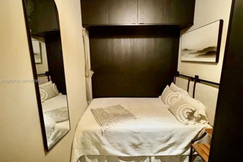 Condo in Miami, Florida, 2 bedrooms  № 2040986 - photo 12