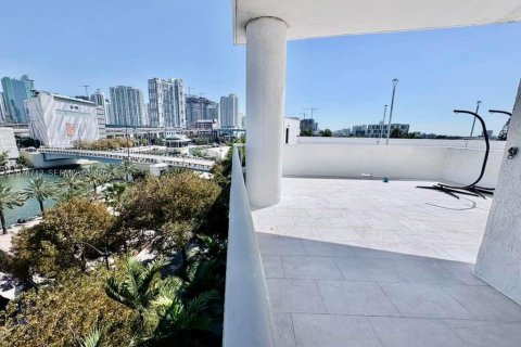 Condo in Miami, Florida, 2 bedrooms  № 2040986 - photo 17