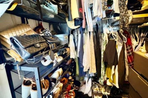 Condo in Miami, Florida, 2 bedrooms  № 2040986 - photo 15