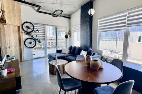 Condo in Miami, Florida, 2 bedrooms  № 2040986 - photo 6