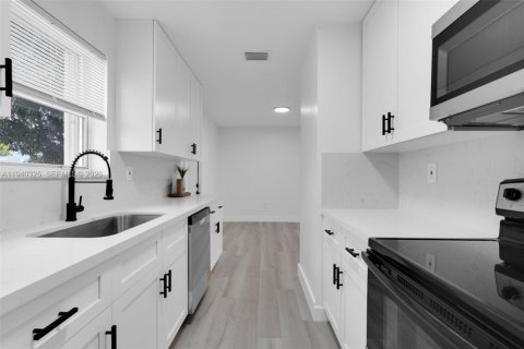 Villa ou maison à vendre à Miami Gardens, Floride: 4 chambres, 146.32 m2 № 1998154 - photo 11