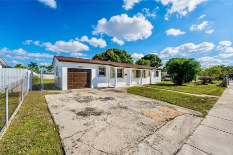 Villa ou maison à vendre à Miami Gardens, Floride: 4 chambres, 146.32 m2 № 1998154 - photo 3
