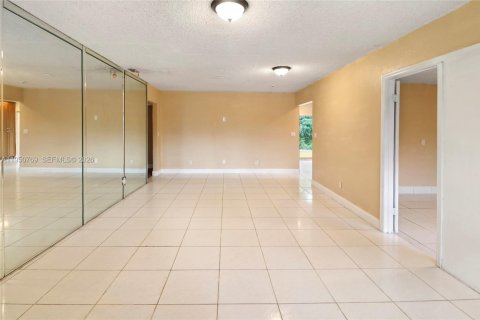 Villa ou maison à vendre à North Lauderdale, Floride: 4 chambres, 133.78 m2 № 2191894 - photo 10