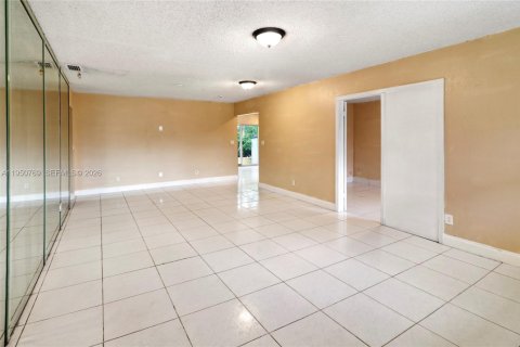 Villa ou maison à vendre à North Lauderdale, Floride: 4 chambres, 133.78 m2 № 2191894 - photo 15
