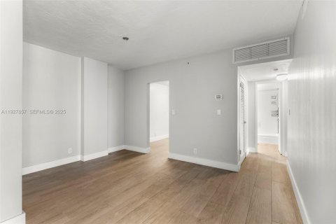 Condo in Hollywood, Florida, 2 bedrooms № 1988241 - photo 11