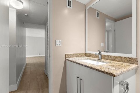Condo in Hollywood, Florida, 2 bedrooms № 1988241 - photo 21