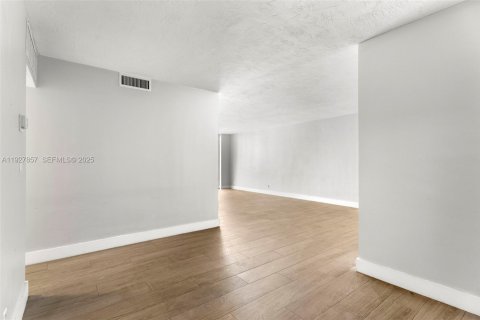 Condo in Hollywood, Florida, 2 bedrooms № 1988241 - photo 12