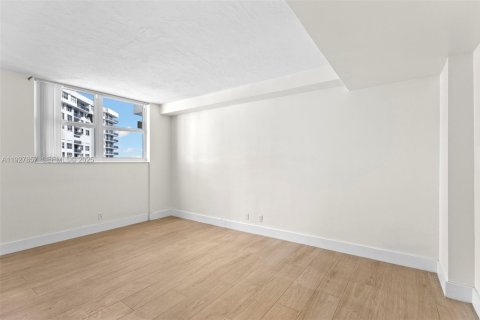 Condo in Hollywood, Florida, 2 bedrooms № 1988241 - photo 17