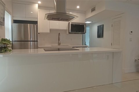 Condo in Sunny Isles Beach, Florida, 2 bedrooms  № 1867751 - photo 23