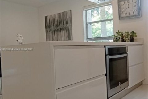 Condo in Sunny Isles Beach, Florida, 2 bedrooms  № 1867751 - photo 25