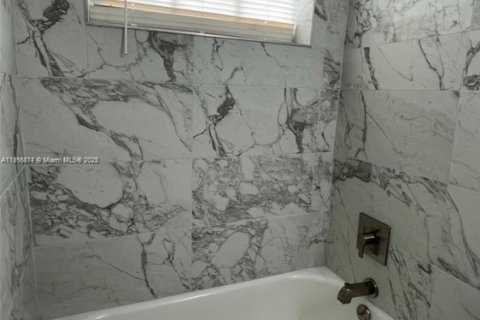 Propiedad comercial en venta en Fort Lauderdale, Florida, 234.58 m2 № 1972793 - foto 14