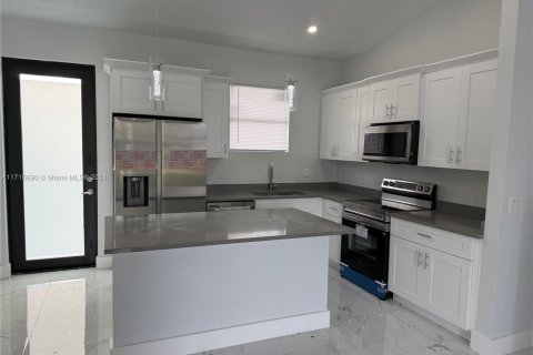 House in Lehigh Acres, Florida 3 bedrooms, 111.48 sq.m. № 1814665 - photo 4