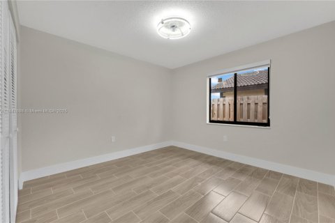 House in Hialeah, Florida 4 bedrooms, 189.71 sq.m. № 1887863 - photo 19
