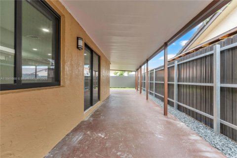 House in Hialeah, Florida 4 bedrooms, 189.71 sq.m. № 1887863 - photo 25