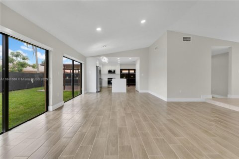 House in Hialeah, Florida 4 bedrooms, 189.71 sq.m. № 1887863 - photo 7