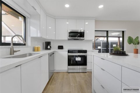 House in Hialeah, Florida 4 bedrooms, 189.71 sq.m. № 1887863 - photo 8