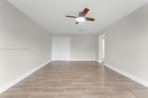 House in Hialeah, Florida 4 bedrooms, 189.71 sq.m. № 1887863 - photo 13