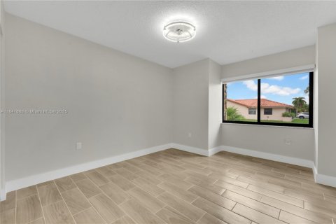 House in Hialeah, Florida 4 bedrooms, 189.71 sq.m. № 1887863 - photo 15