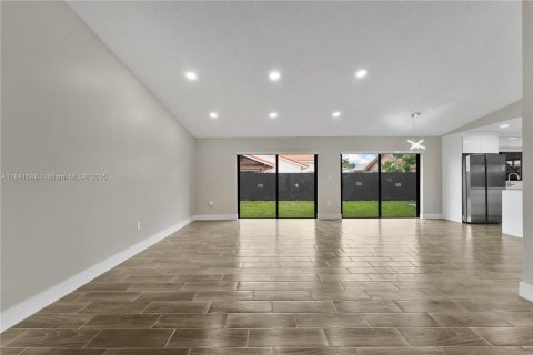 House in Hialeah, Florida 4 bedrooms, 189.71 sq.m. № 1887863 - photo 5