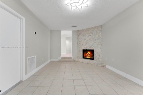 House in Hialeah, Florida 4 bedrooms, 189.71 sq.m. № 1887863 - photo 11