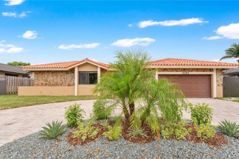 House in Hialeah, Florida 4 bedrooms, 189.71 sq.m. № 1887863 - photo 1