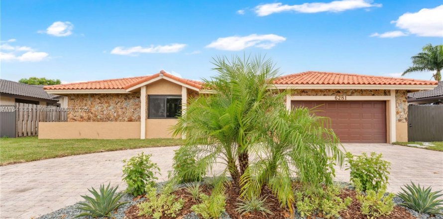 House in Hialeah, Florida 4 bedrooms, 189.71 sq.m. № 1887863