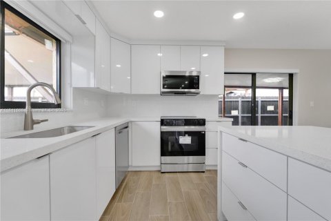 House in Hialeah, Florida 4 bedrooms, 189.71 sq.m. № 1887863 - photo 9