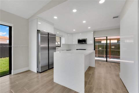 House in Hialeah, Florida 4 bedrooms, 189.71 sq.m. № 1887863 - photo 30