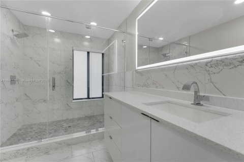 House in Hialeah, Florida 4 bedrooms, 189.71 sq.m. № 1887863 - photo 23