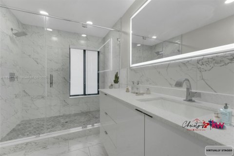 House in Hialeah, Florida 4 bedrooms, 189.71 sq.m. № 1887863 - photo 22