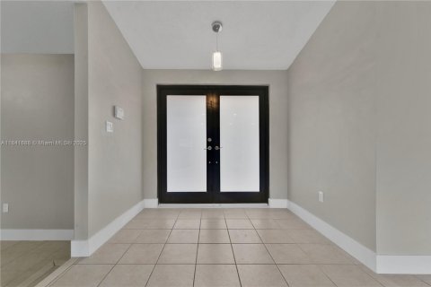House in Hialeah, Florida 4 bedrooms, 189.71 sq.m. № 1887863 - photo 3