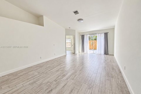 Touwnhouse à louer à Cutler Bay, Floride: 2 chambres, 108.88 m2 № 2435412 - photo 2