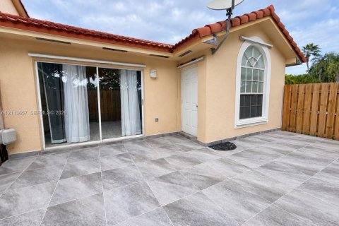 Touwnhouse à louer à Cutler Bay, Floride: 2 chambres, 108.88 m2 № 2435412 - photo 12